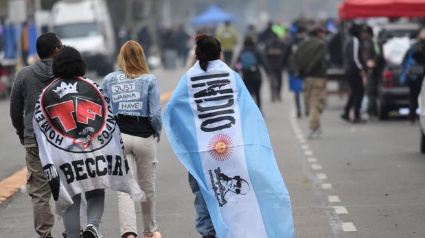 Miles de fanáticos del Indio Solari llegaron este domingo a Avellaneda para despedir a su ídolo.