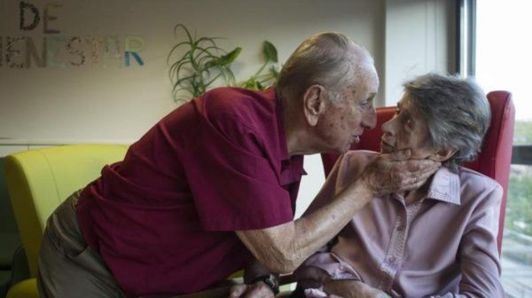 Tiene 86 años y visita todos los días a su mujer con Alzheimer, que ya no lo recuerda