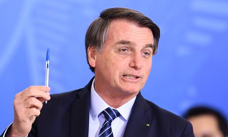 Jair Bolsonaro, sostuvo que espera que se levante la cuarentena porque igual se va a enfermar el 70 por ciento de la población y no tiene sentido huir de eso. Jair Bolsonaro, sostuvo que espera que se levante la cuarentena porque igual se va a enfermar el 70 por ciento de la población y no tiene sentido huir de eso.