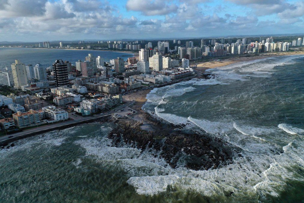 Desde el inicio de la pandemia de covid-19, Uruguay totalizaba 382.360 infecciones (1.619 activas) y 5.986 muertes por la enfermedad, según el último balance oficial, publicado anoche. Además, a nivel nacional, se contabilizaban 45 casos de la variante Delta.