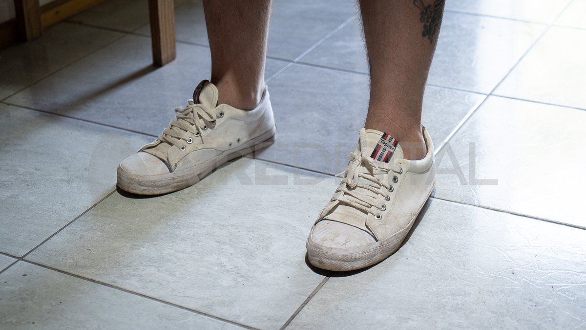 Las zapatillas de Mariano Núñez, clásicas en el ambiente del rock. Las zapatillas de Mariano Núñez, clásicas en el ambiente del rock.