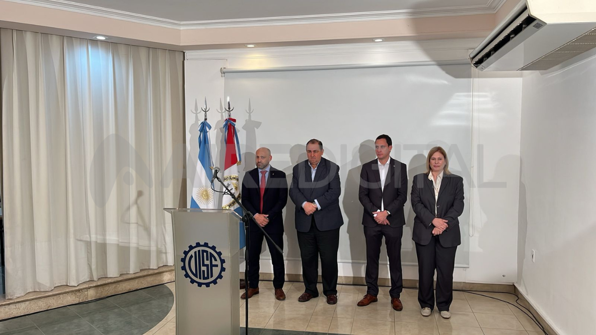 El ministro de Desarrollo Productivo, Gustavo Puccini; el intendente de la ciudad de Santa Fe, Juan Pablo Poletti; el presidente de la Unión Industrial de Santa Fe, Cristian Fiereder; y la vicegobernadora de Santa Fe, Gisela Scaglia. El ministro de Desarrollo Productivo, Gustavo Puccini; el intendente de la ciudad de Santa Fe, Juan Pablo Poletti; el presidente de la Unión Industrial de Santa Fe, Cristian Fiereder; y la vicegobernadora de Santa Fe, Gisela Scaglia.