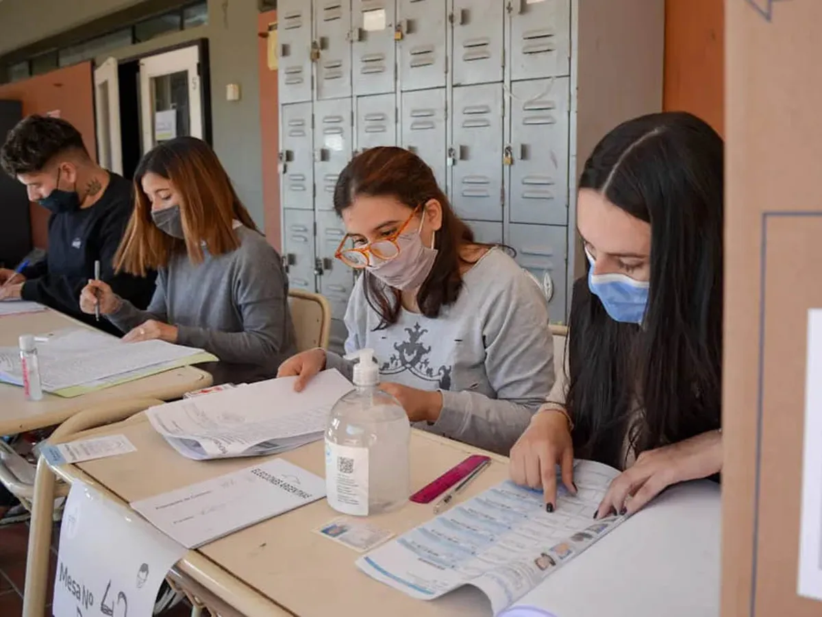 La autoridad de mesa tiene el deber de estar presente durante todo el acto electoral.