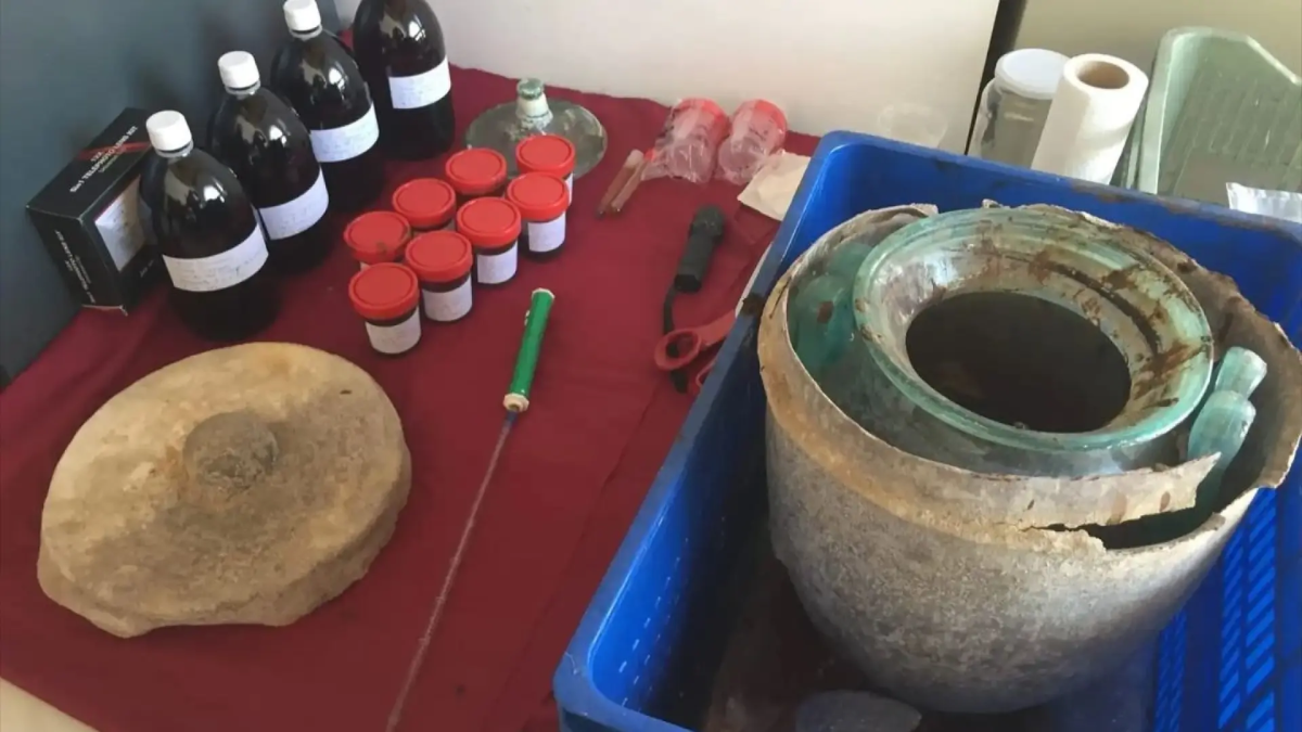Descubrieron el vino más antiguo del mundo en una tumba romana. Descubrieron el vino más antiguo del mundo en una tumba romana.