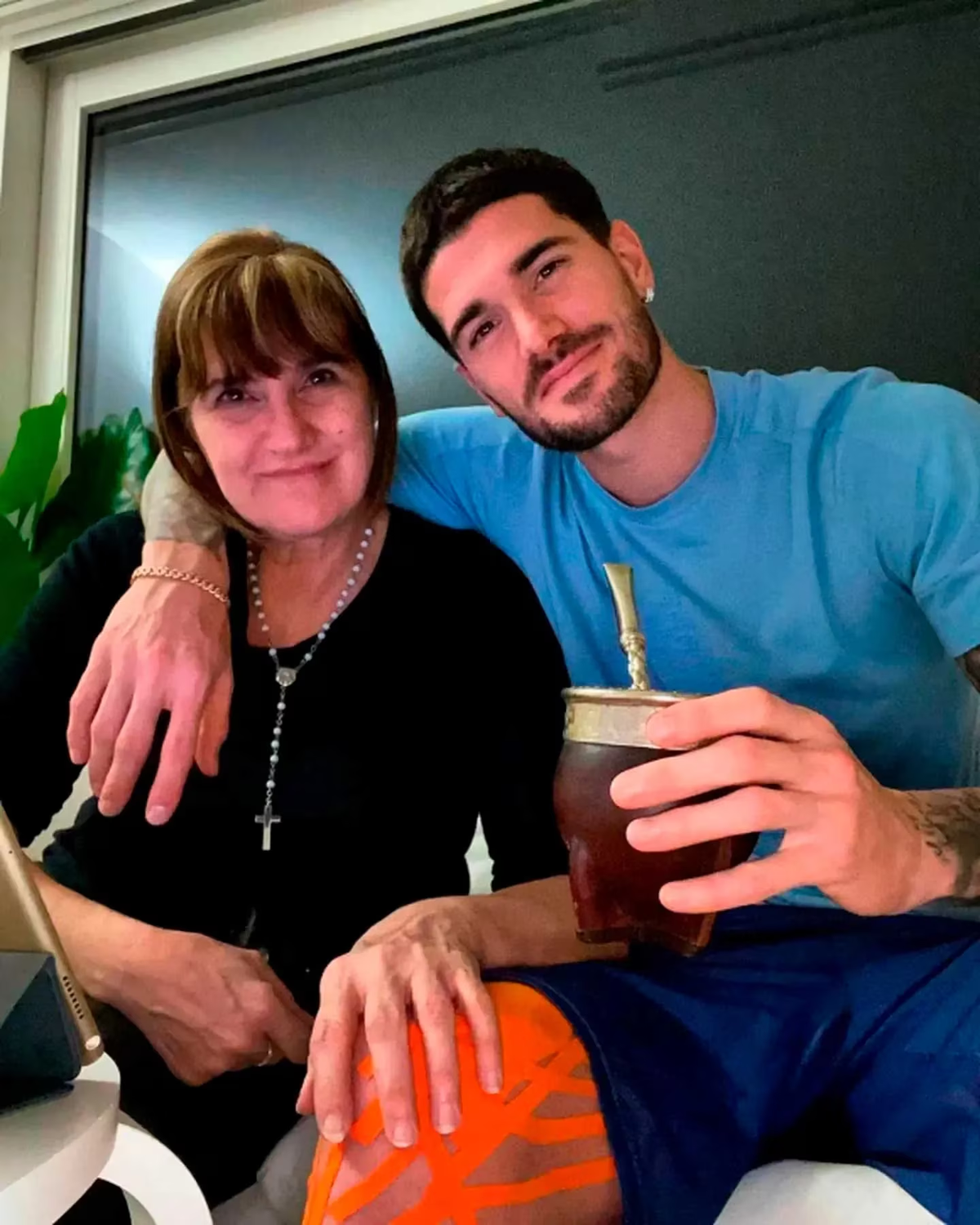 Rodrigo de Paul junto a su mamá y un mate, artículo de alto valor sentimental para él. Rodrigo de Paul junto a su mamá y un mate, artículo de alto valor sentimental para él. 