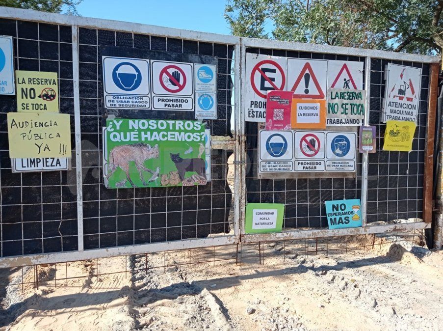 Los activistas que rechazan el emplazamiento del edificio de la UNL junto a la reserva ecológica acampan en el ingreso a la obra desde el lunes.