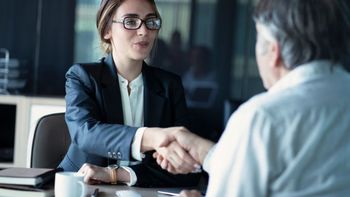 Bancos buscan empleados con opción home office por sueldos mayores a $1.800.000 en agosto 2025