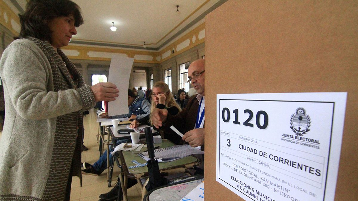 Más de 860 mil personas están habilitadas para votar en Corrientes y elegir gobernador y vice, cinco senadores y 15 diputados provinciales e intendentes y concejales en 57 municipios, incluida la capital de la provincia.