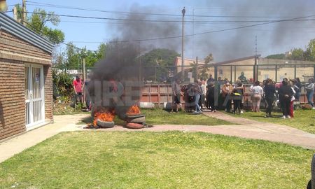 En su momento, un grupo de padres realizó una fuerte concentración en las instalaciones del establecimiento educativo. En su momento, un grupo de padres realizó una fuerte concentración en las instalaciones del establecimiento educativo.