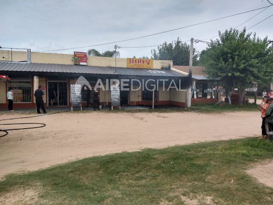 Un incendio consumió por completo un local de indumentaria ubicado en Ruta 1