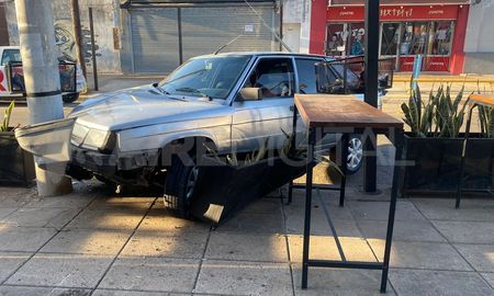 El automovilista, que se accidentó a metros de la avenida Aristóbulo del Valle, fue trasladado con lesiones leves al Hospital Iturraspe. El automovilista, que se accidentó a metros de la avenida Aristóbulo del Valle, fue trasladado con lesiones leves al Hospital Iturraspe.