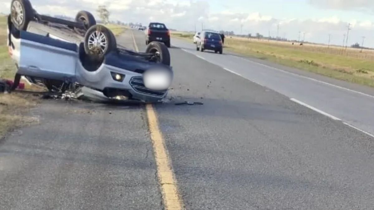 El auto en el que viajaba el matrimonio volcó.&nbsp;