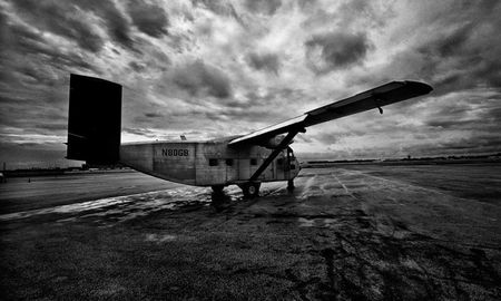 En la noche del 14 de diciembre de 1977, un avión Skyvandespegó desde el Aeroparque con una carga macabra: 12 militantes que habíansido secuestrados, trasladados a la ESMA, torturados y ahora sedados para serarrojados vivos al mar. En la noche del 14 de diciembre de 1977, un avión Skyvandespegó desde el Aeroparque con una carga macabra: 12 militantes que habíansido secuestrados, trasladados a la ESMA, torturados y ahora sedados para serarrojados vivos al mar.