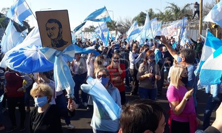 Más de 2.000 personas marcharon desde Avellaneda hacia Reconquista. Más de 2.000 personas marcharon desde Avellaneda hacia Reconquista.