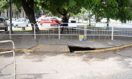 ASSA colocó un vallado en la zona del nuevo socavón que se generó sobre Bulevar Pellegrini de Santa Fe. ASSA colocó un vallado en la zona del nuevo socavón que se generó sobre Bulevar Pellegrini de Santa Fe.
