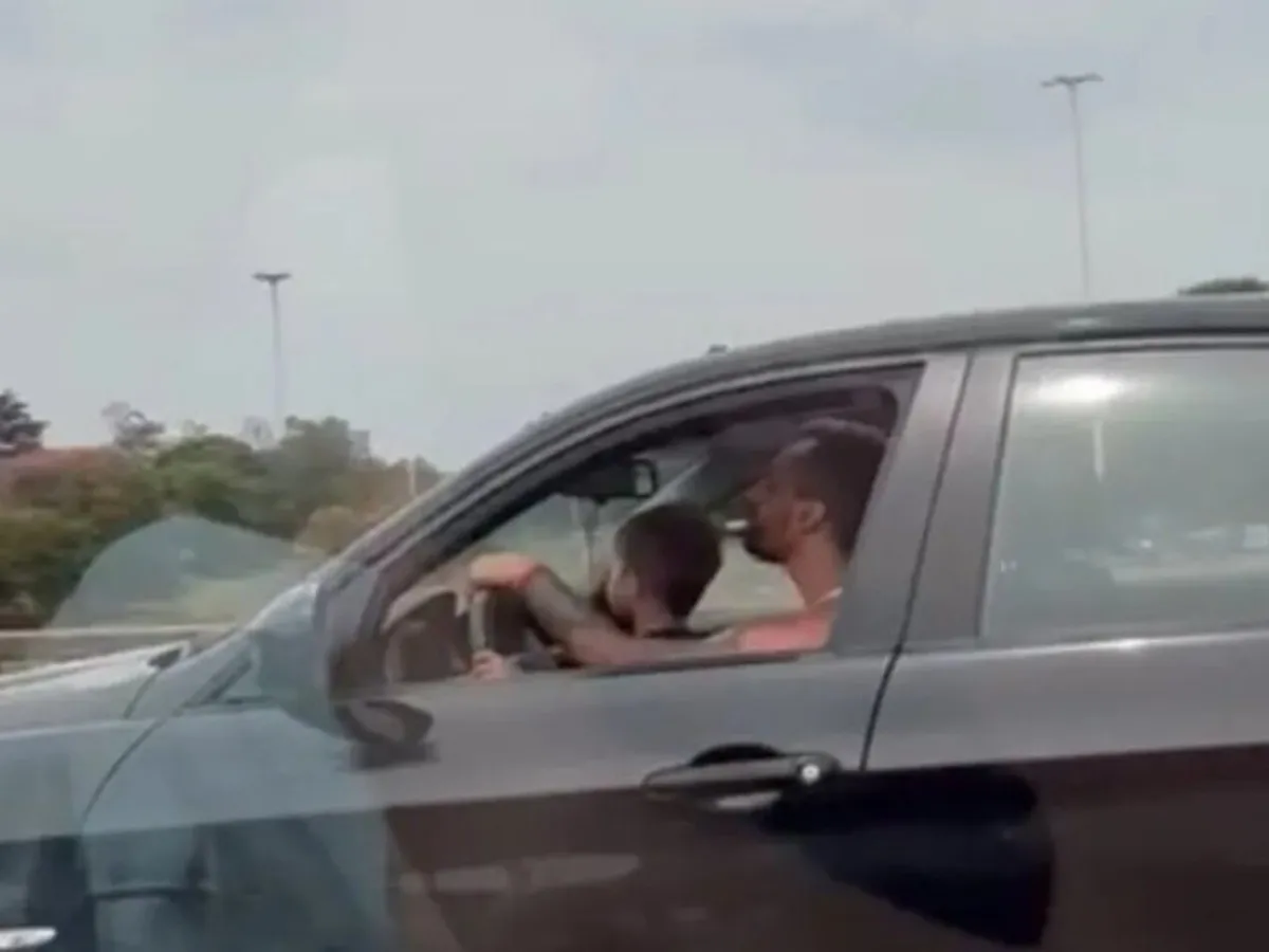 Un hombre puso a su nene al volante en plena autopista Riccheri y causó indignación