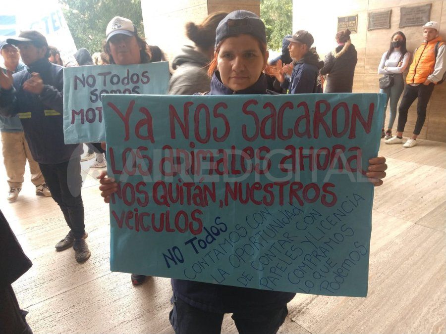 El pedido de los cartoneros era que les hagan un permiso de libre circulación a los trabajadores con motos sin papeles ni carnet.