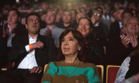 Este viernes, en El Calafate, la vicepresidenta de la Nación, Cristina Fernández de Kirchner, participó de un acto de inauguración del cine municipal y de la firma de convenios con el Ministerio de Educación. Este viernes, en El Calafate, la vicepresidenta de la Nación, Cristina Fernández de Kirchner, participó de un acto de inauguración del cine municipal y de la firma de convenios con el Ministerio de Educación.
