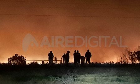 Un incendio de grandes proporciones se desató el martes por la noche en la zona del Aeropuerto de Sauce Viejo. Un incendio de grandes proporciones se desató el martes por la noche en la zona del Aeropuerto de Sauce Viejo.
