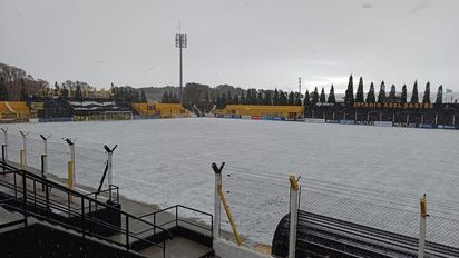 La cancha de Deportivo Madryn quedó tapada de nieve: fotos y video