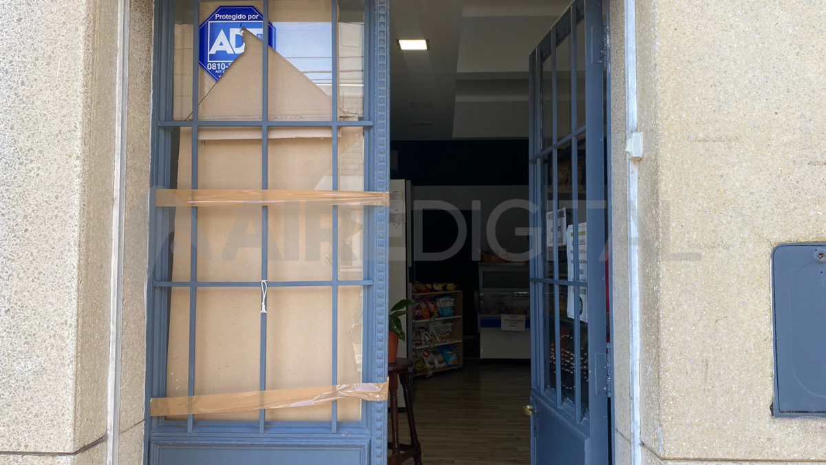 A pesar de la estrechez de la reja, los delincuentes ingresaron al comercio. El hecho se registró a las 6.20 de la mañana.