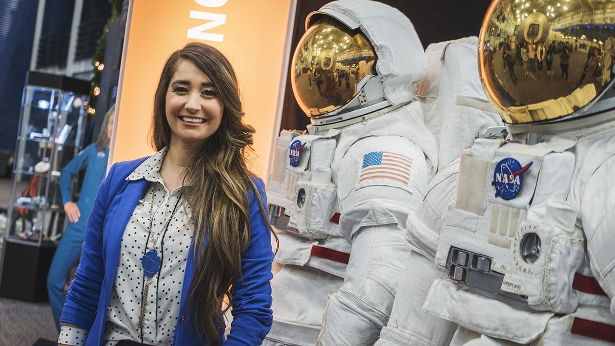 Alma Tapia es ingeniera en Materiales y trabaja en el vehículo espacial individual de los astronautas
