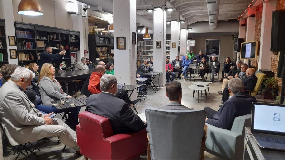 El evento tuvo lugar en el café literario de El Molino Fábrica Cultural, el último viernes.