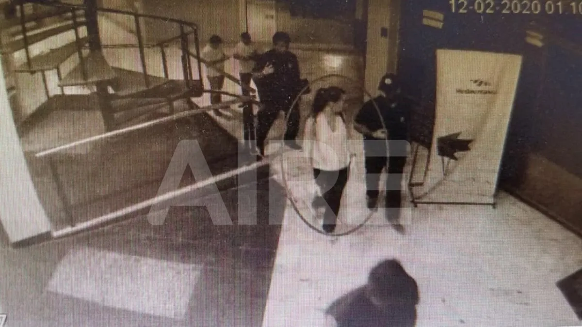 El momento en que la fiscal se retira del lugar. 