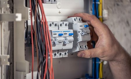 El truco que recomiendan los electricistas para ahorrar en casa El truco que recomiendan los electricistas para ahorrar en casa