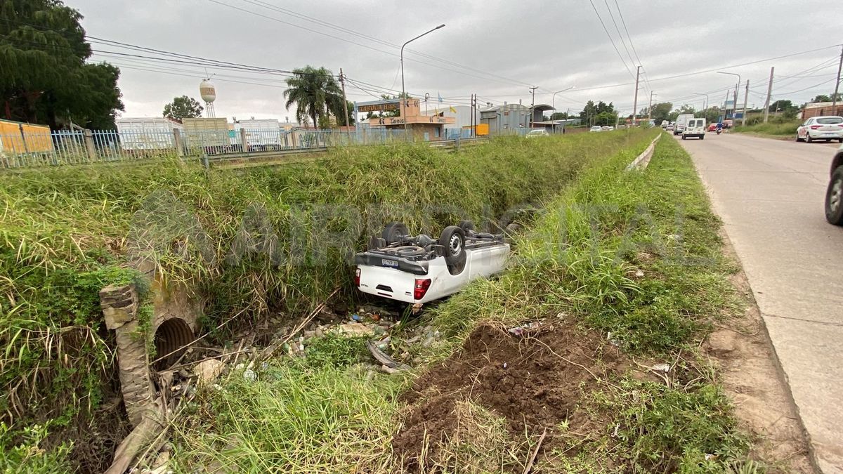 El accidente se produjo a las 6 y, durante la mañana, la camioneta continuaba dentro del zanjón. El accidente se produjo a las 6 y, durante la mañana, la camioneta continuaba dentro del zanjón.