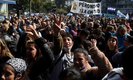 Cinco policías resultaron heridos y cuatro personas fueron detenidas este sábado por la tarde durante los incidentes ocurridos en las inmediaciones de la casa de Cristina Kirchner. Cinco policías resultaron heridos y cuatro personas fueron detenidas este sábado por la tarde durante los incidentes ocurridos en las inmediaciones de la casa de Cristina Kirchner.