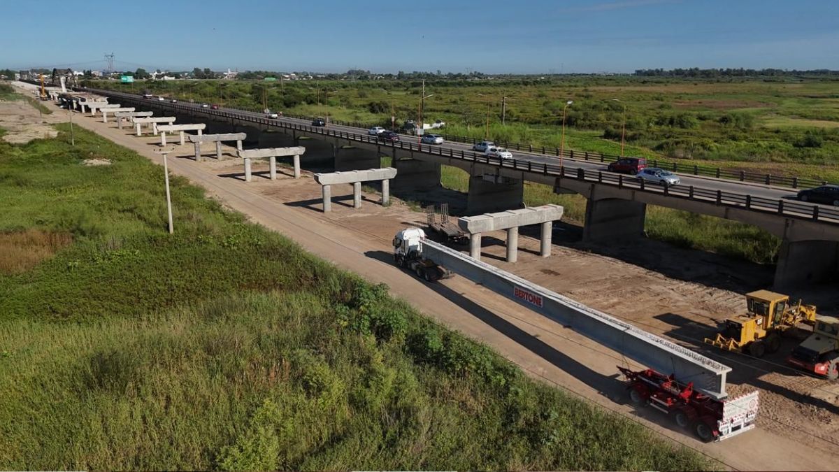 El traslado de las nuevas vigas se realiza con el mismo procedimiento utilizado para las piezas provenientes de San Luis.