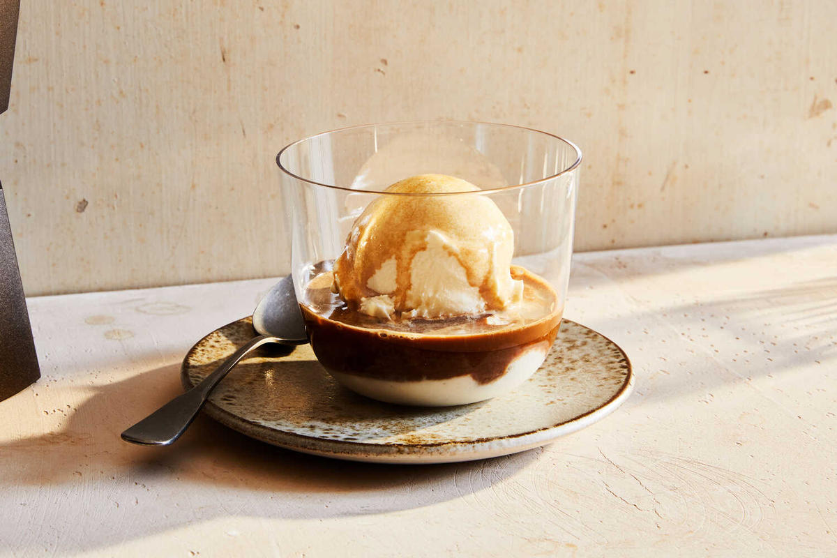 La receta de affogato, el clásico café italiano con helado es muy sencilla de hacer en casa. La receta de affogato, el clásico café italiano con helado es muy sencilla de hacer en casa.