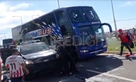 En la previa del Clásico Santafesino, en Casasol se registraron enfrentamientos entre los efectivos que custodiaban el colectivo que trasladaba a los jugadores de Unión y los hinchas que intentaron acercarse. En la previa del Clásico Santafesino, en Casasol se registraron enfrentamientos entre los efectivos que custodiaban el colectivo que trasladaba a los jugadores de Unión y los hinchas que intentaron acercarse.