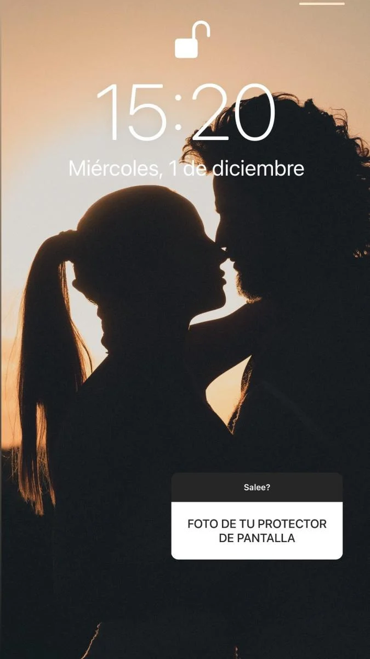 Flor no tuvo problemas en mostrar el rom&aacute;ntico fondo de pantalla que tiene en su celular.
