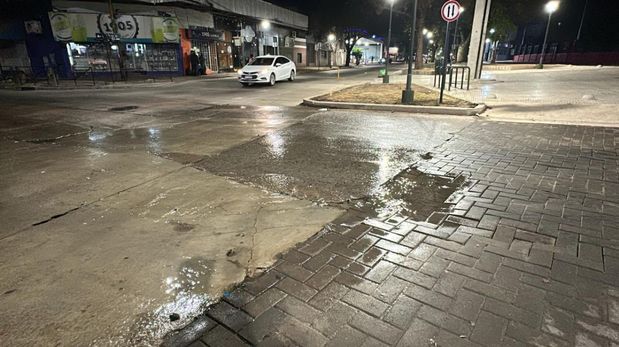 Una importante pérdida de agua afecta la rotonda de J.J. Paso y Zavalla en Santa Fe.