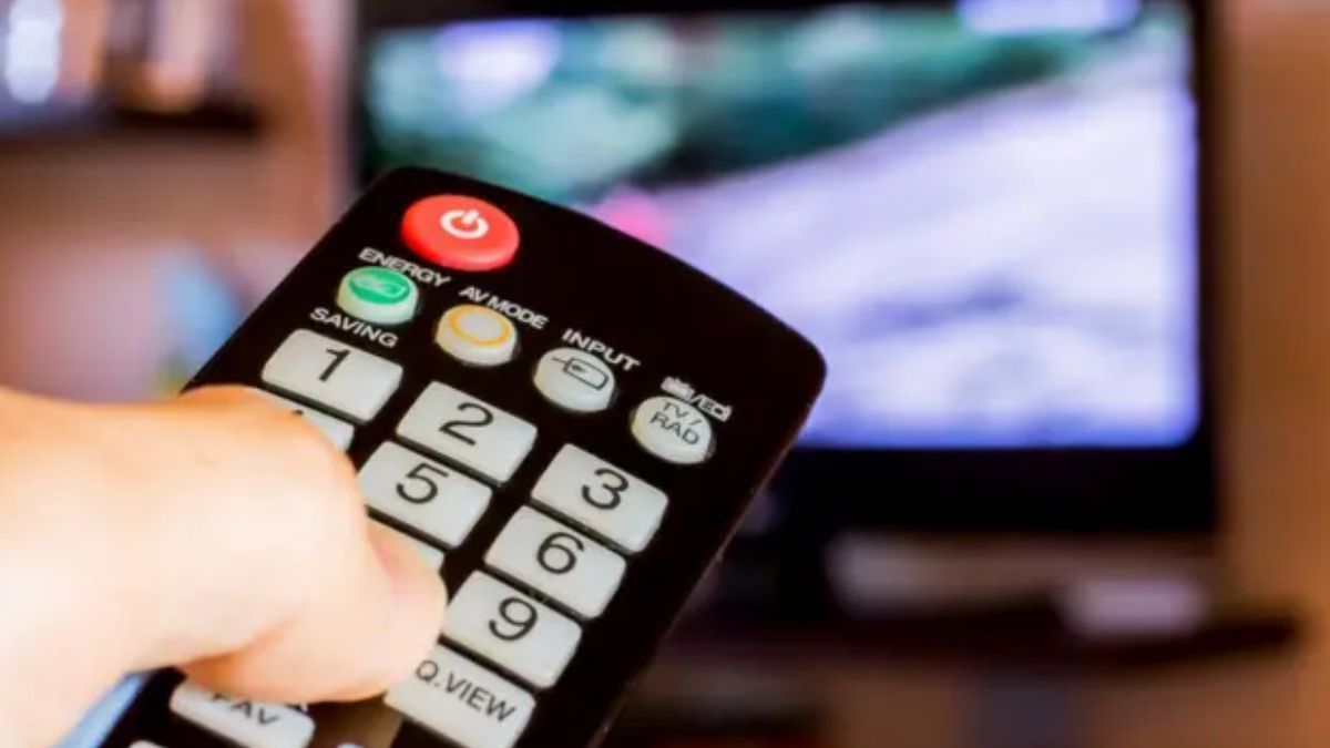 El botón para mejora el sonido del televisor y escuchar los diálogos con claridad.