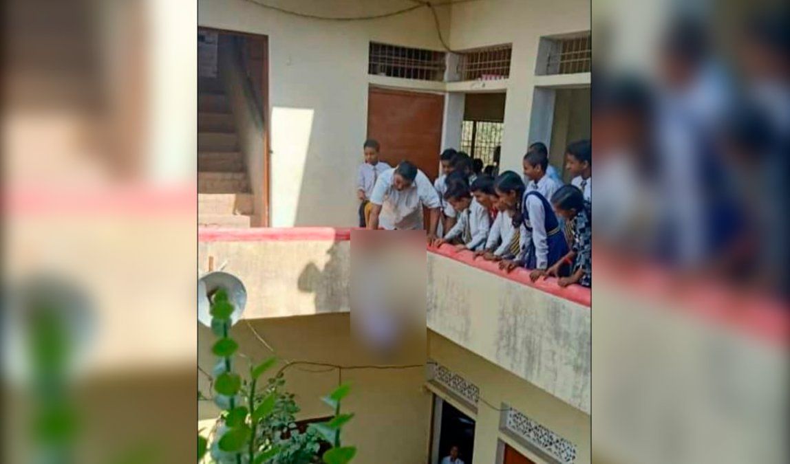 Postal impactante: el profesor castigó a un alumno de cinco años sujetándolo boca abajo en un balcón