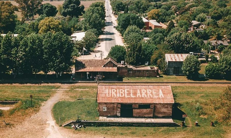 Uribelarrea se consolida como el refugio predilecto para quienes buscan aire puro y sabores de campo. Uribelarrea se consolida como el refugio predilecto para quienes buscan aire puro y sabores de campo.