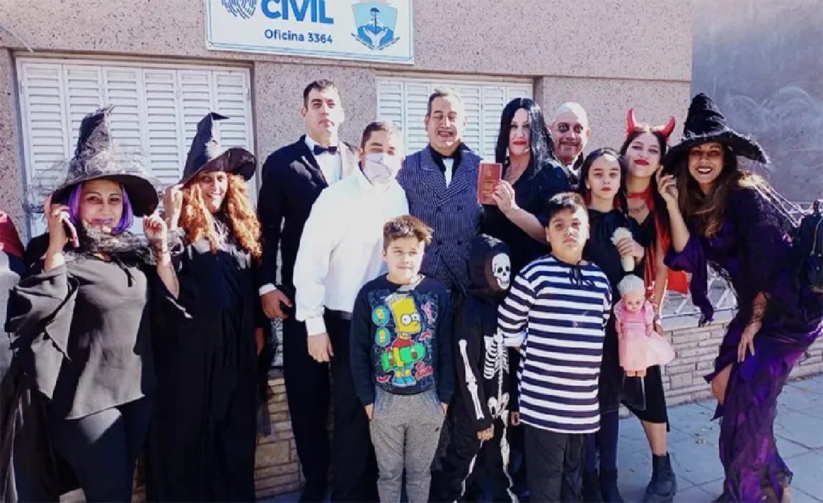 Una pareja se disfrazó de los Locos Adams para renovar los votos de matrimonio