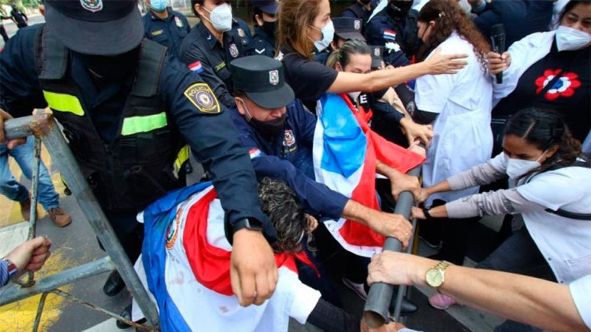 Los médicos exigieron poder llegar hasta la casa presidencial con el objetivo de protestar contra el Gobierno colorado