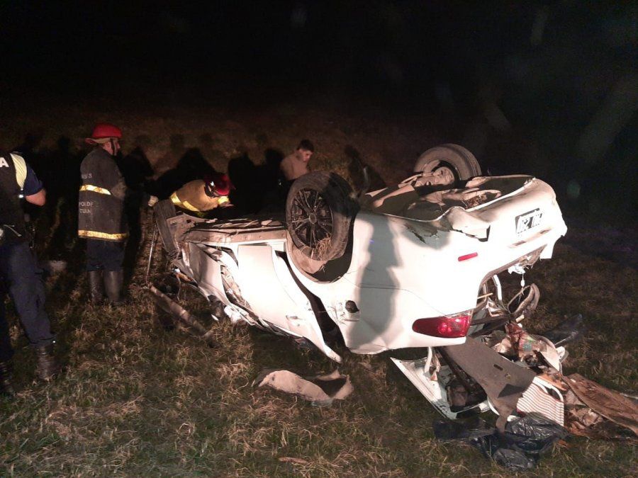 Por esquivar ladrones cayeron de un puente: murió una pareja y su hijito está gravísimo