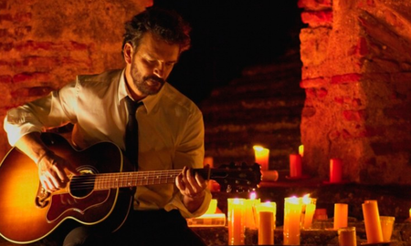 Con una impactante puesta en escena, más de 30 músicos de todo el mundo iluminados únicamente por 5000 velas acompañan al artista en uno de los lugares más emblemáticos del mundo: la Iglesia del Siglo y el Convento de las Capuchinas en ciudad Antigua, Guatemala. Con una impactante puesta en escena, más de 30 músicos de todo el mundo iluminados únicamente por 5000 velas acompañan al artista en uno de los lugares más emblemáticos del mundo: la Iglesia del Siglo y el Convento de las Capuchinas en ciudad Antigua, Guatemala.