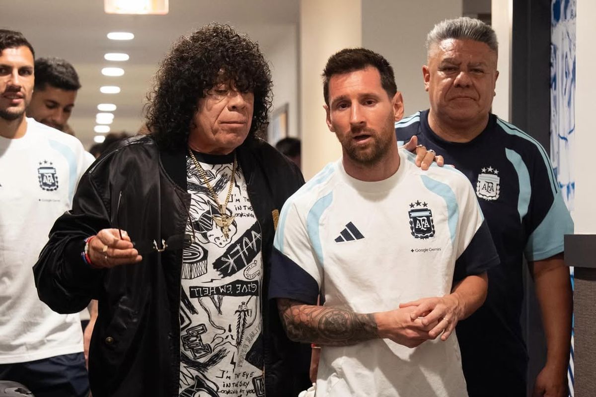 La Mona Jiménez sorprendió a Messi en la concentración de la Selección Argentina. La Mona Jiménez sorprendió a Messi en la concentración de la Selección Argentina.