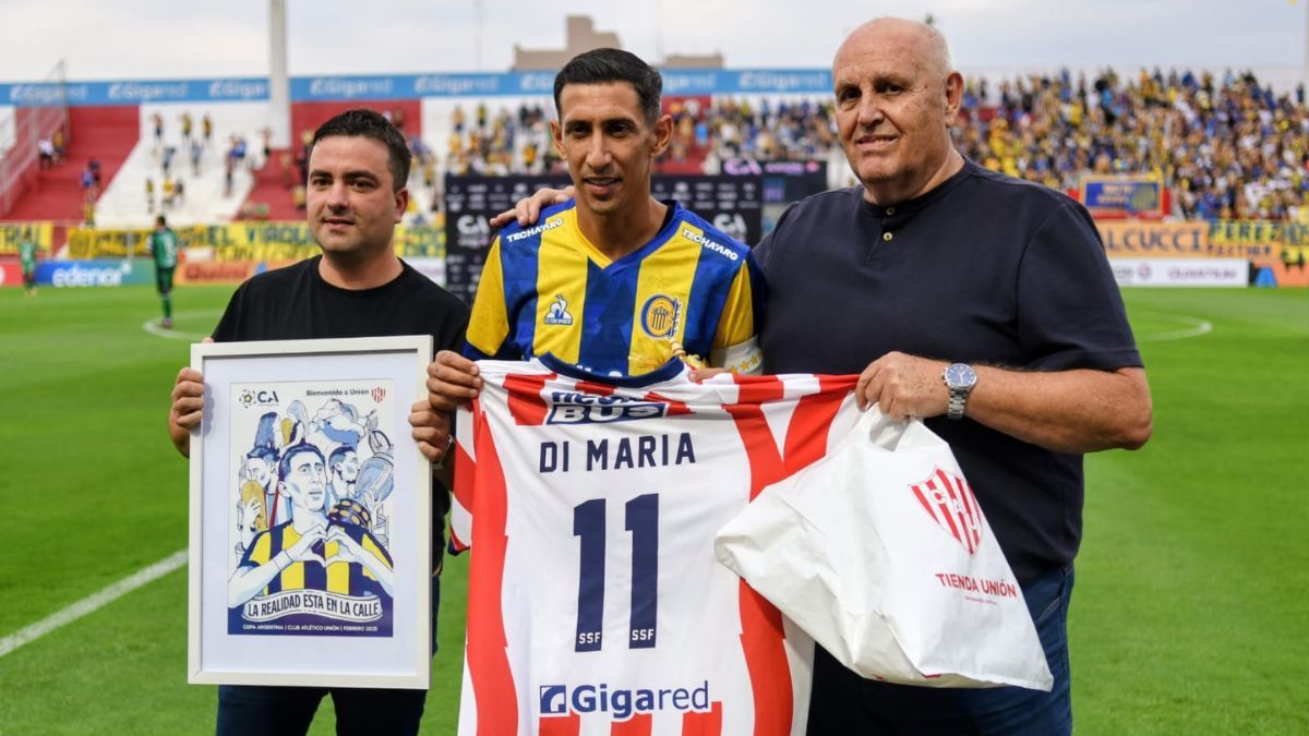 Ángel Di María recibió la camiseta oficial de Unión con su nombre
