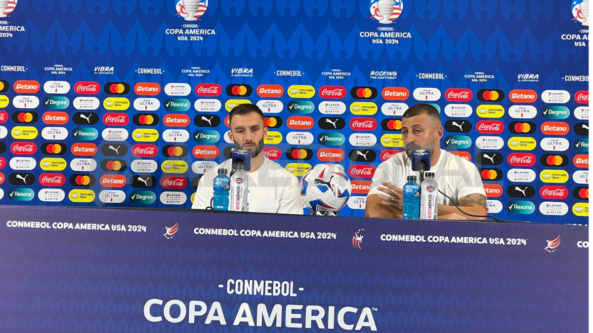 Germán Pezzella acompañó a Walter Samuel en la conferencia de prensa