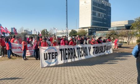 Plaza Alberdi: la jornada de lucha nacional de la Unión de Trabajadores y Trabajadoras de la Economía Popular (UTEP) se replicó en la ciudad de Santa Fe Plaza Alberdi: la jornada de lucha nacional de la Unión de Trabajadores y Trabajadoras de la Economía Popular (UTEP) se replicó en la ciudad de Santa Fe