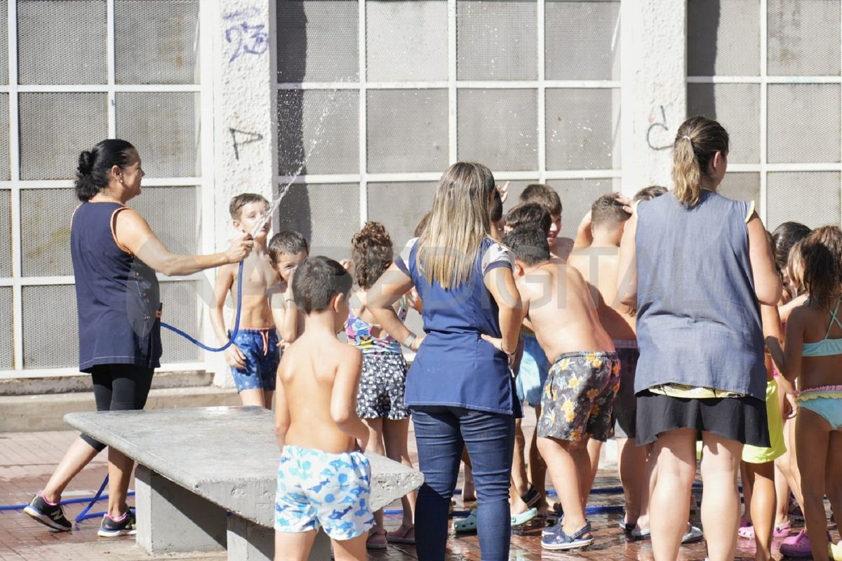 Alumnos de una escuela de Rosario fueron a clases con malla y ojotas para refrescarse por el intenso calor.