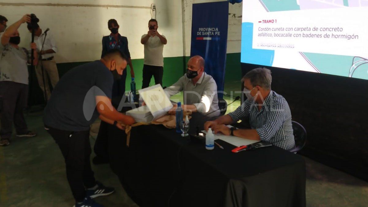 El gobernador Omar Perotti y el intendente Emilio Jatón encabezaron la apertura de los sobre de la licitación de obras de pavimento