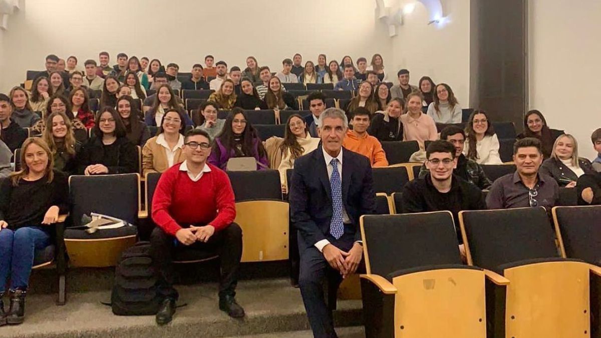 Martín Leguizamón estuvo en Santa Fe el martes 5 de septiembre y dio una charla a los alumnos de la Facultad de Ciencias Jurídicas y Sociales de la Universidad Nacional del Litoral (UNL). Martín Leguizamón estuvo en Santa Fe el martes 5 de septiembre y dio una charla a los alumnos de la Facultad de Ciencias Jurídicas y Sociales de la Universidad Nacional del Litoral (UNL).